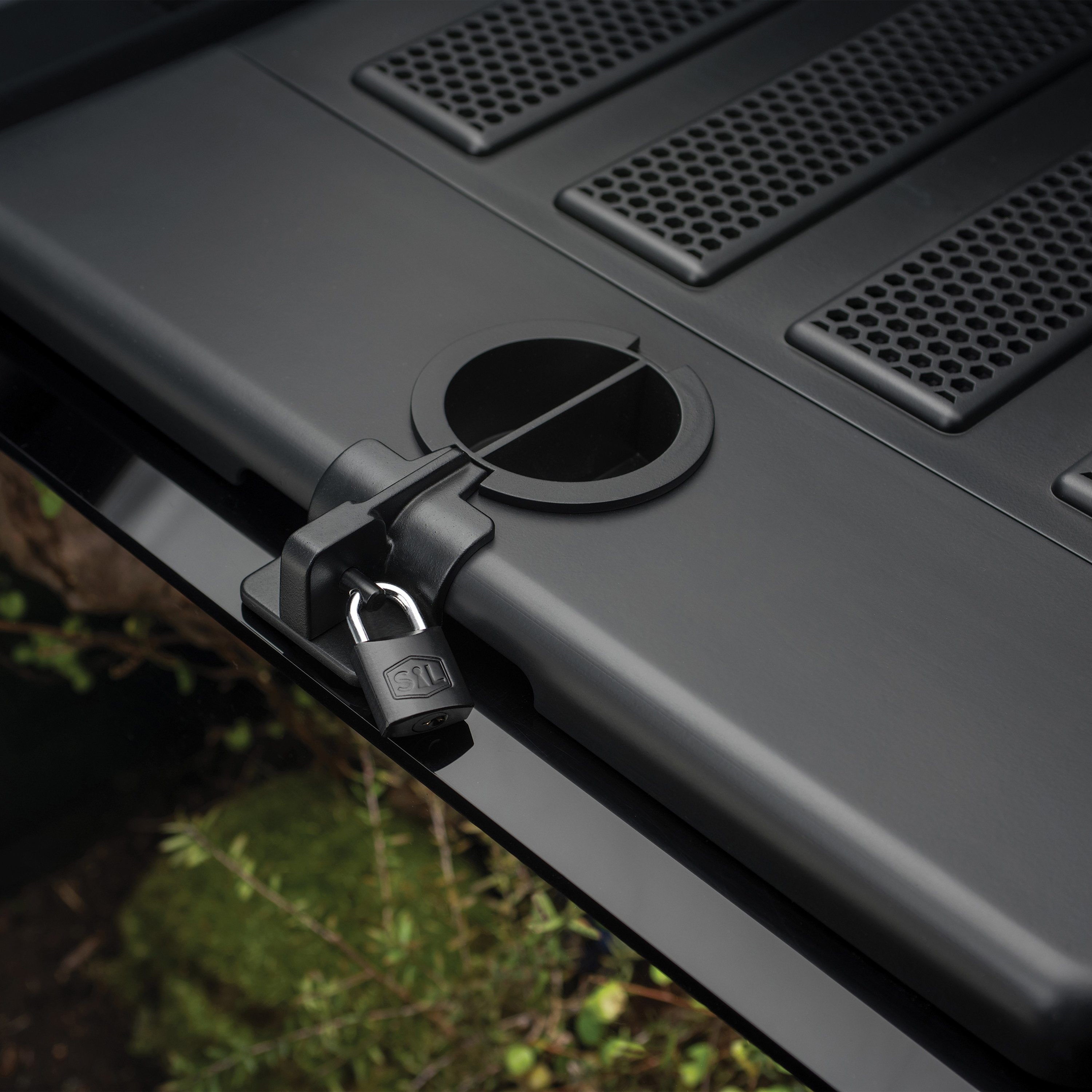 EARTH Lock Set In Use